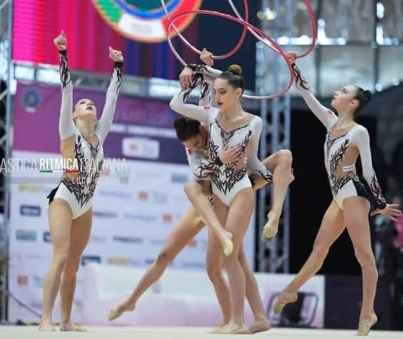 Ginnaste dell'Aurora Fano in esibizione di squadra con i cerchi