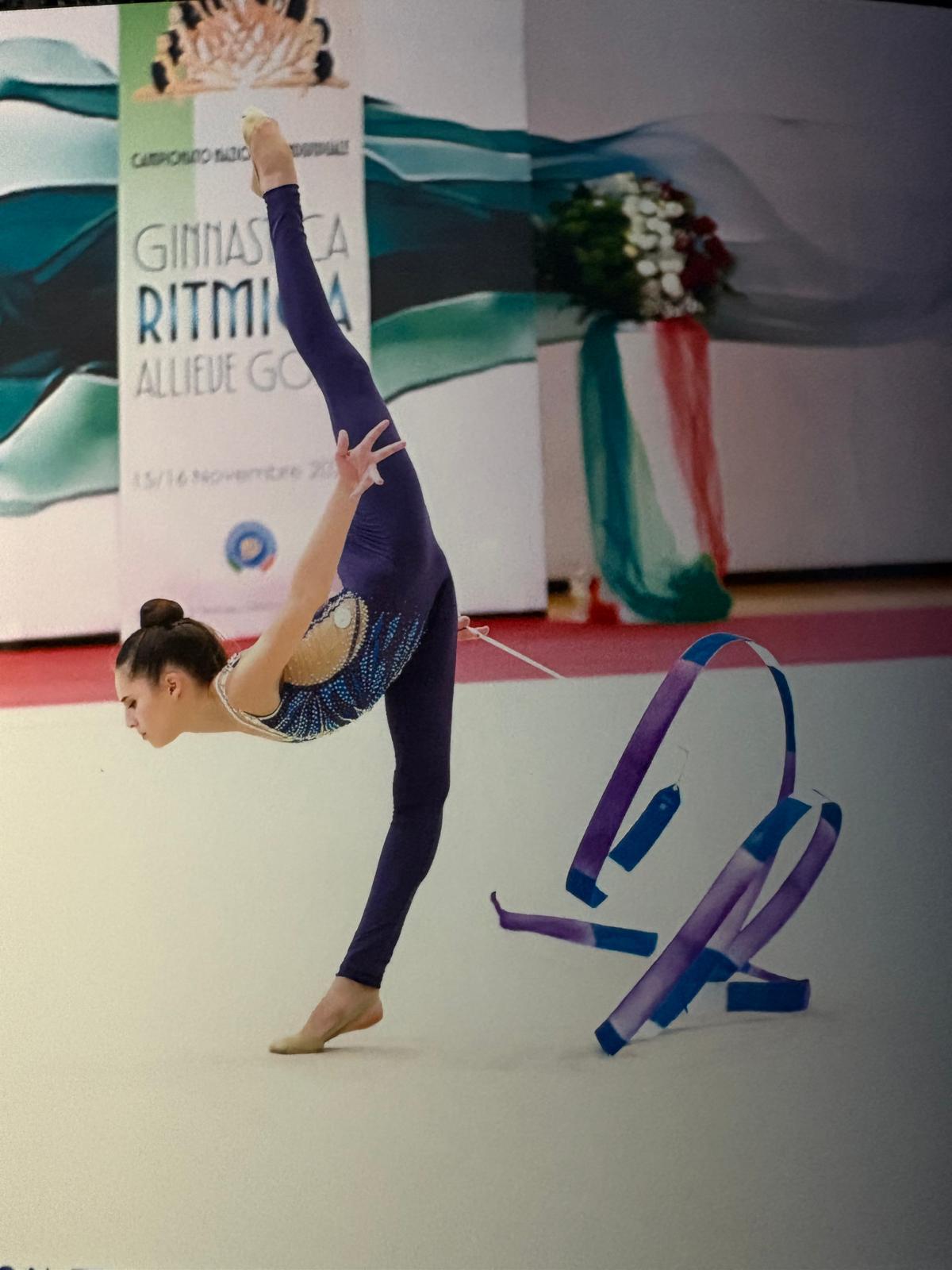 Ginnasta dell'Aurora Fano in esercizio con il nastro, campionato nazionale allieve gold